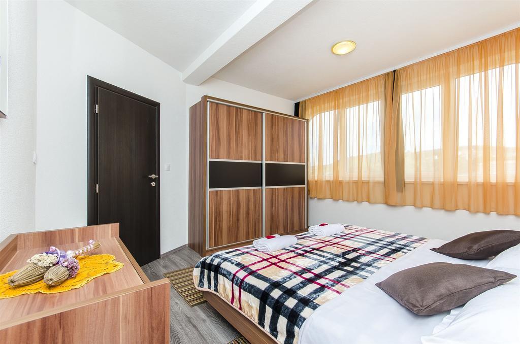 Apartments Branka Trogir Exterior foto