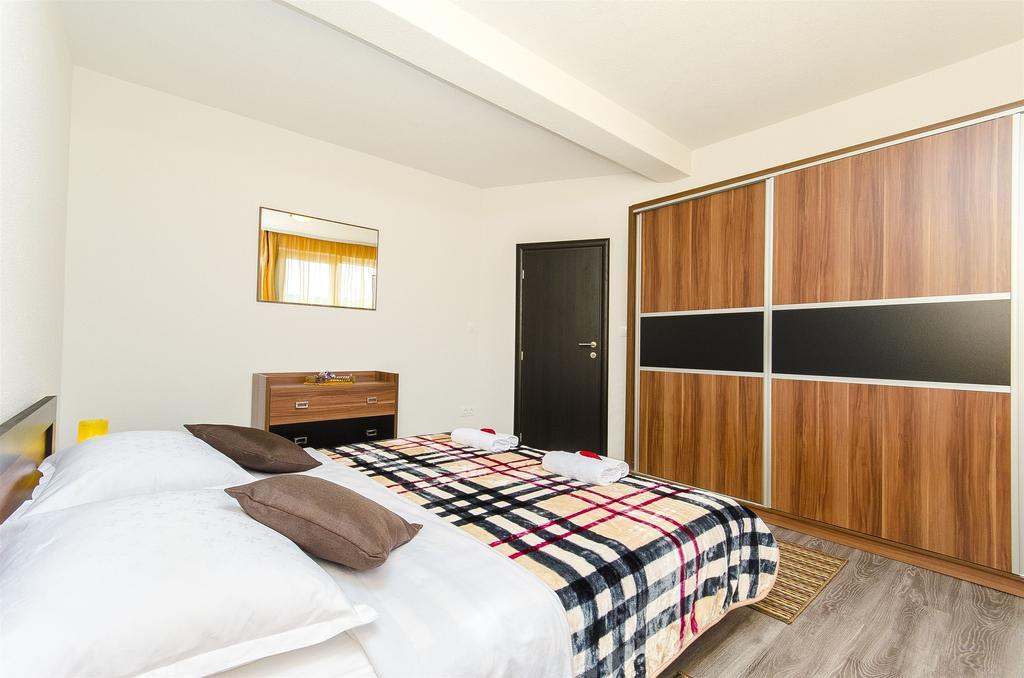 Apartments Branka Trogir Exterior foto